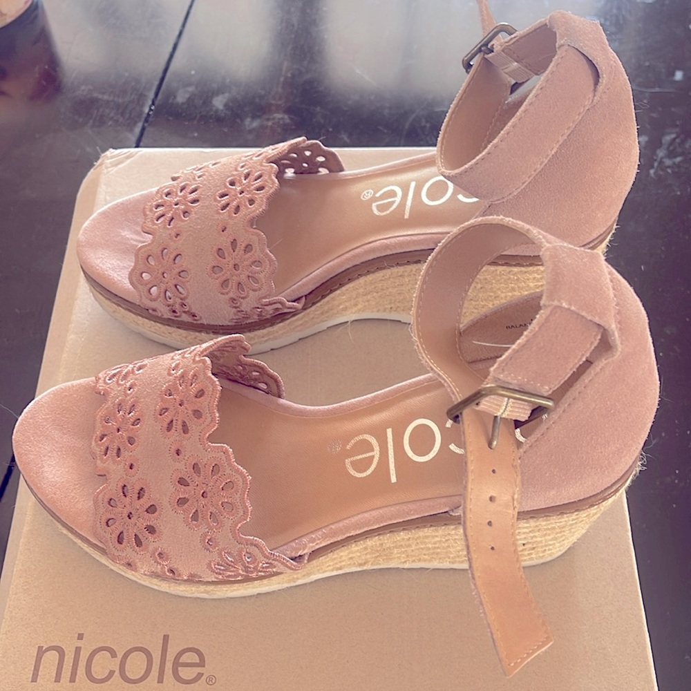Nicole Size 7 “Muave” suede wedges